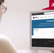 Imatge d'una persona consultant el Cercaterm