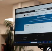 imatge d'una persona consultant el Cercaterm