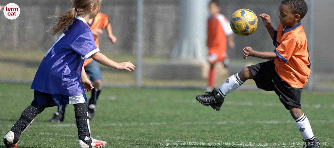 © TERMCAT (CC-BY 4.0) Partit de futbol entre jugadors del planter