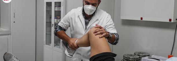 metge examinant una lesió de genoll