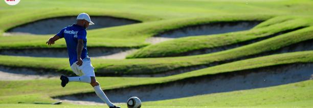 Jugador de futgolf preparant el xut