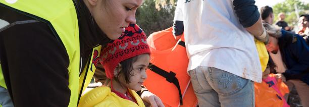 imatge d'una cooperant atenent mainada