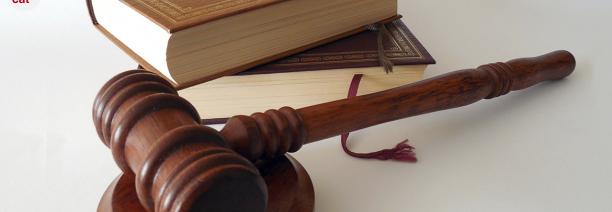 maça de jutge i uns manuals de dret