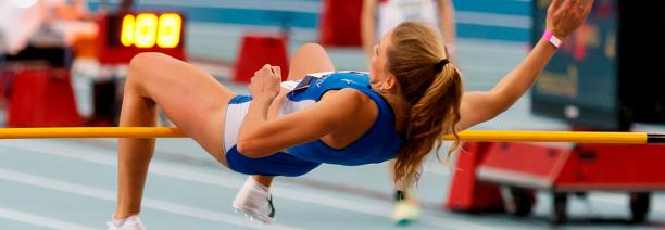 Atleta superant el llistó en un salt d'alçada