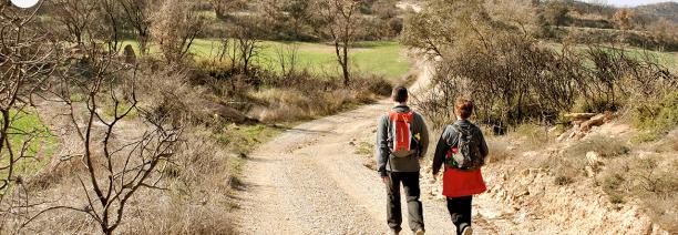 Home i dona caminant per un sender